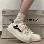 Damen Sneaker mit hochgezogener Plateausohle und atmungsaktiver Oberflächenstruktur R&B