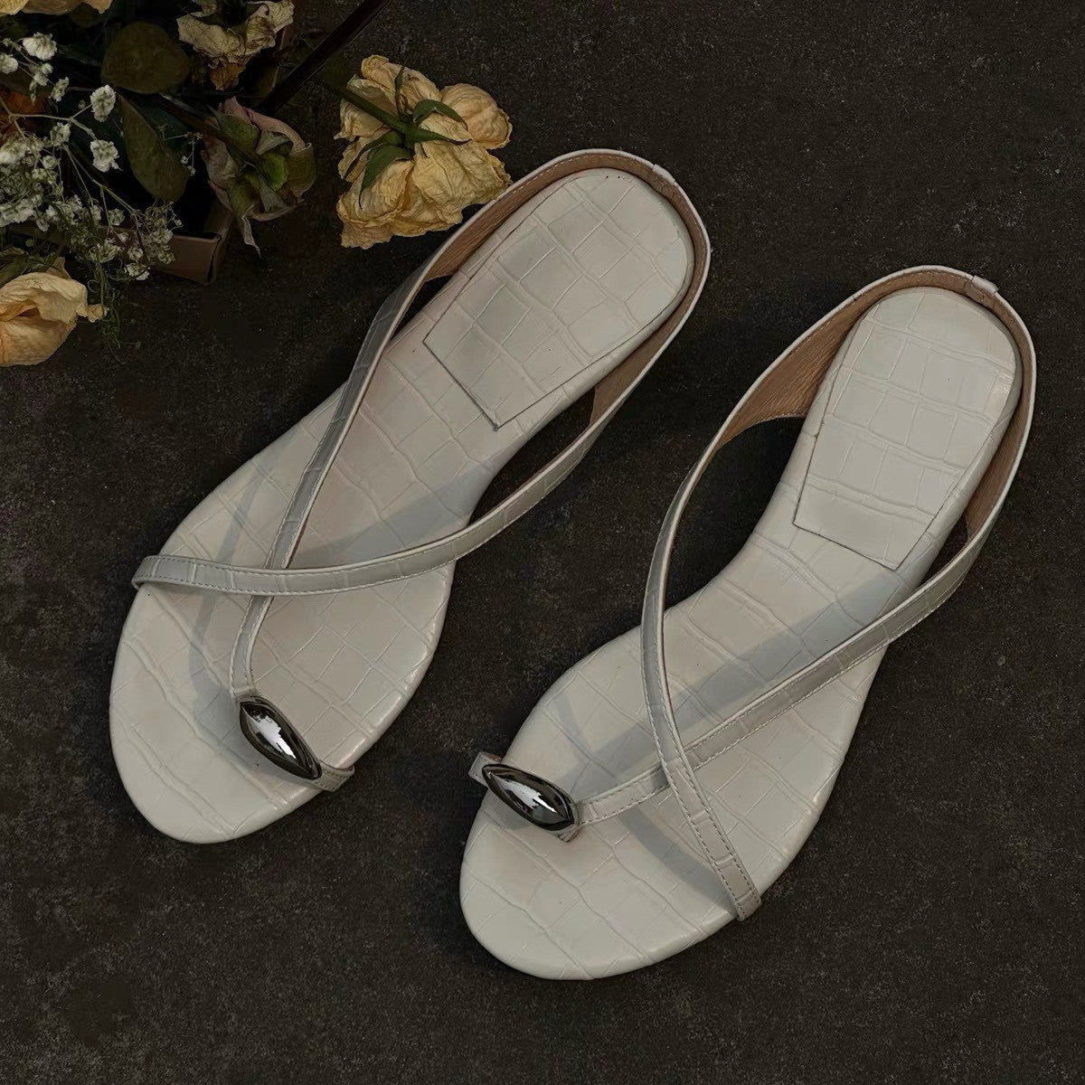 Damen Zehentrenner-Sandalen mit elegantem Riemendesign und modischem Schmuckdetail R&B