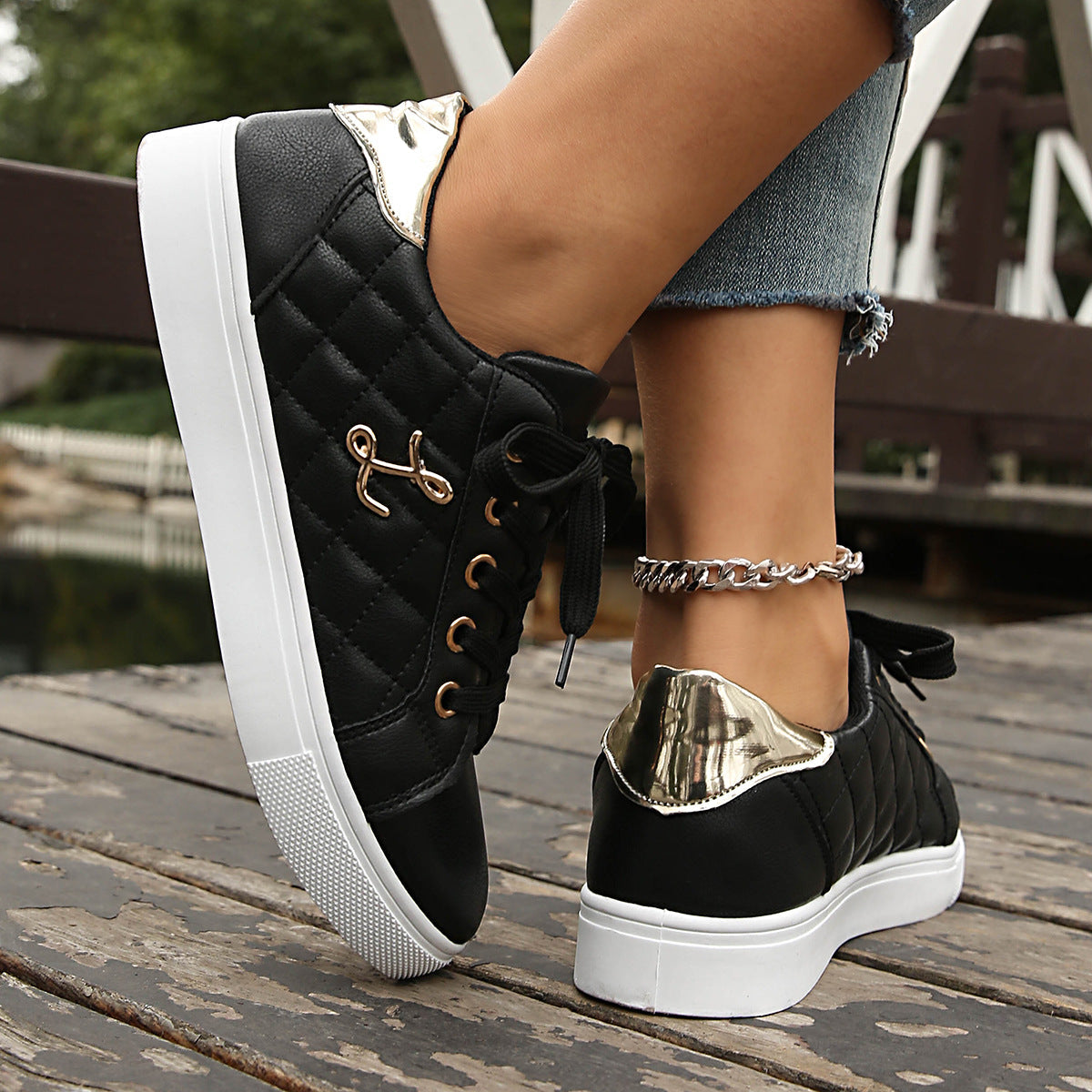 Damen Freizeit-Sneaker mit elegantem Steppdesign und goldenen Akzenten R&B