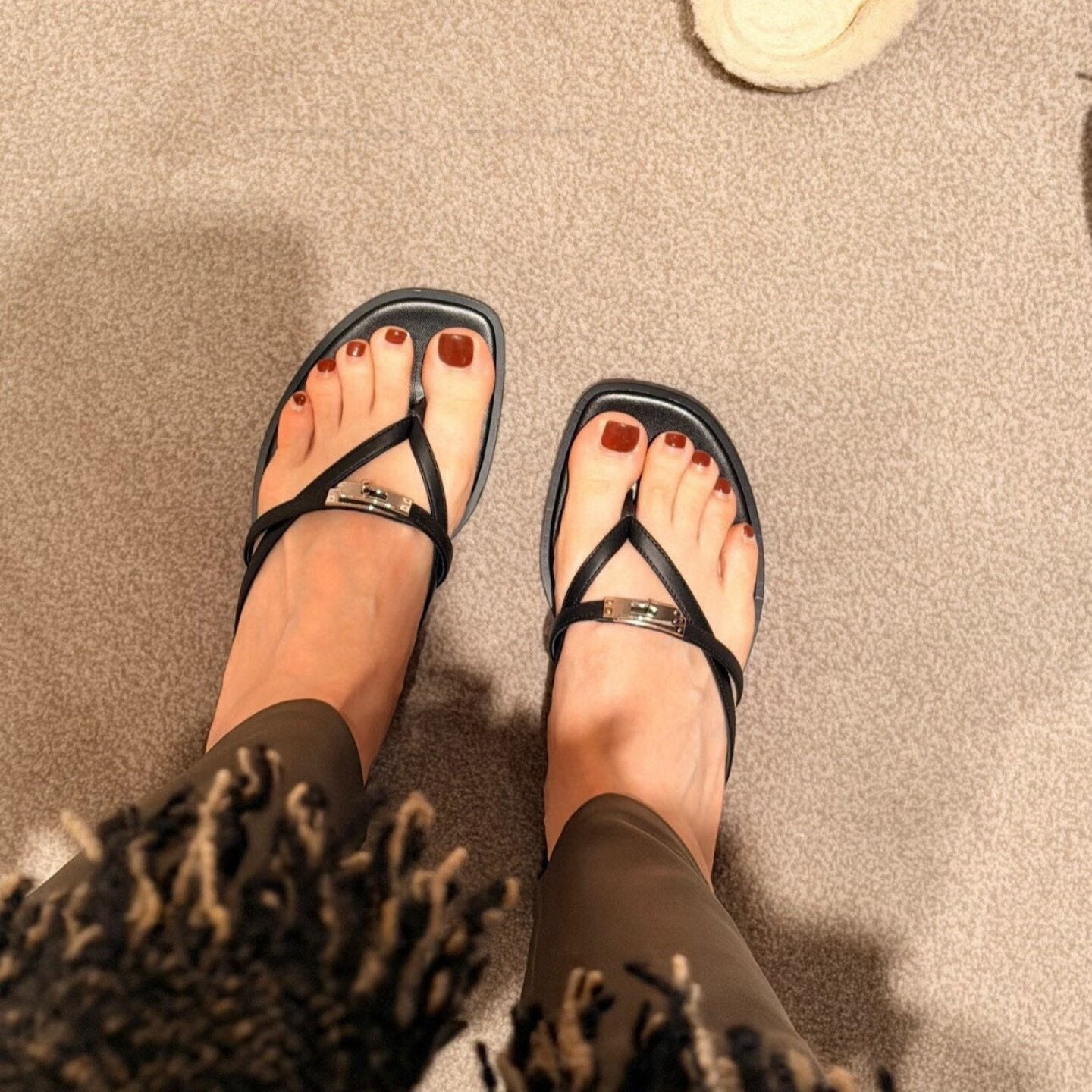 Damen Elegante Zehentrenner-Sandalen mit modischem Riemen und glänzendem Akzent R&B