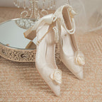 Damen elegante Spitzen-Pumps mit floralem Akzent und Perlenschmuck