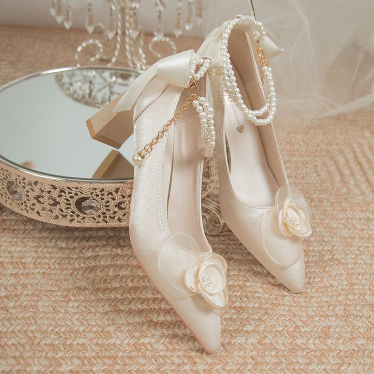 Damen elegante Spitzen-Pumps mit floralem Akzent und Perlenschmuck