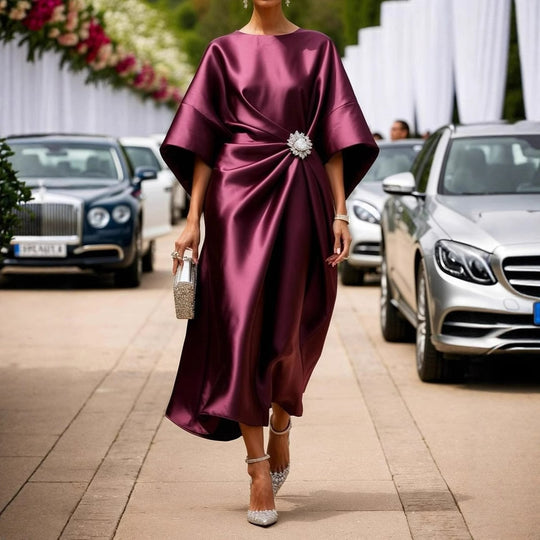 Damen nan elegantes Satin-Kaftan-Midikleid mit Kimonoärmeln seitlicher Drapage und Zierbrosche R&B