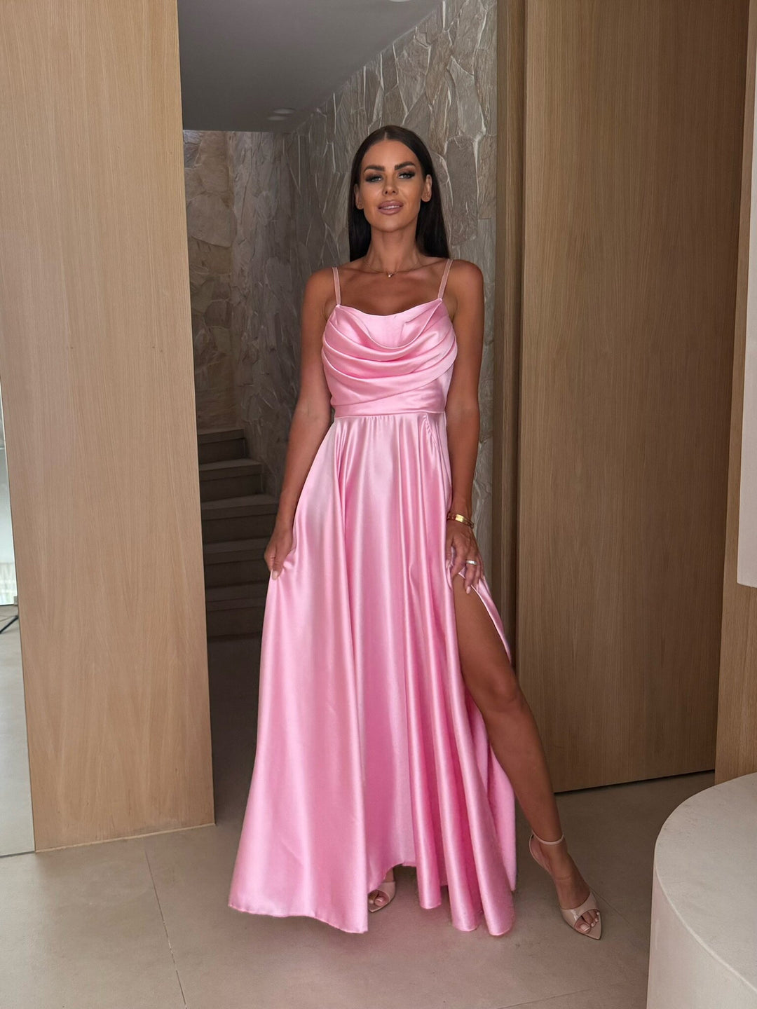 Damen Maxikleid mit elegantem Schlitz und fließendem Satinmaterial R&B