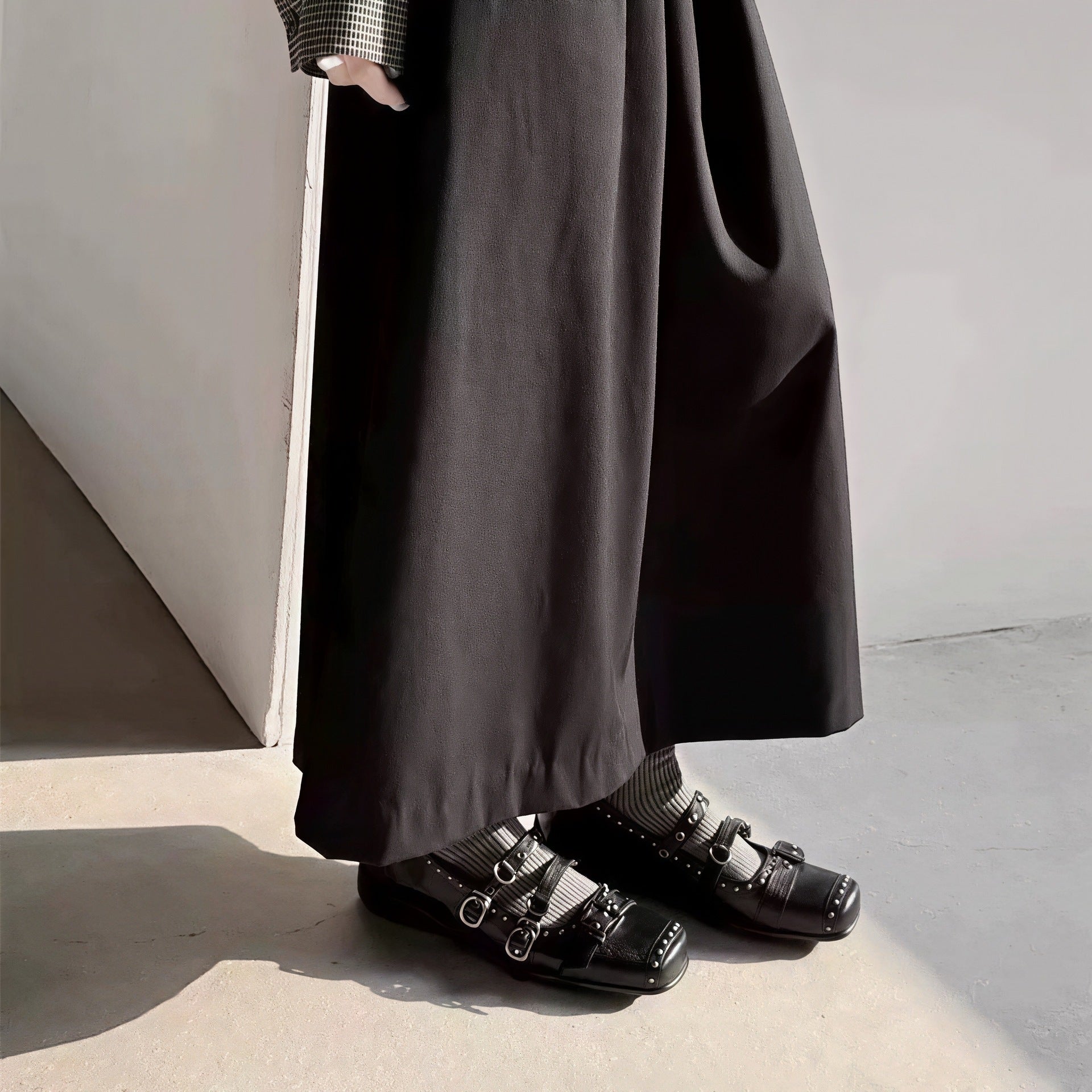 Damen Modische Ballerinas mit verstellbarem Riemchen und eleganten Nieten