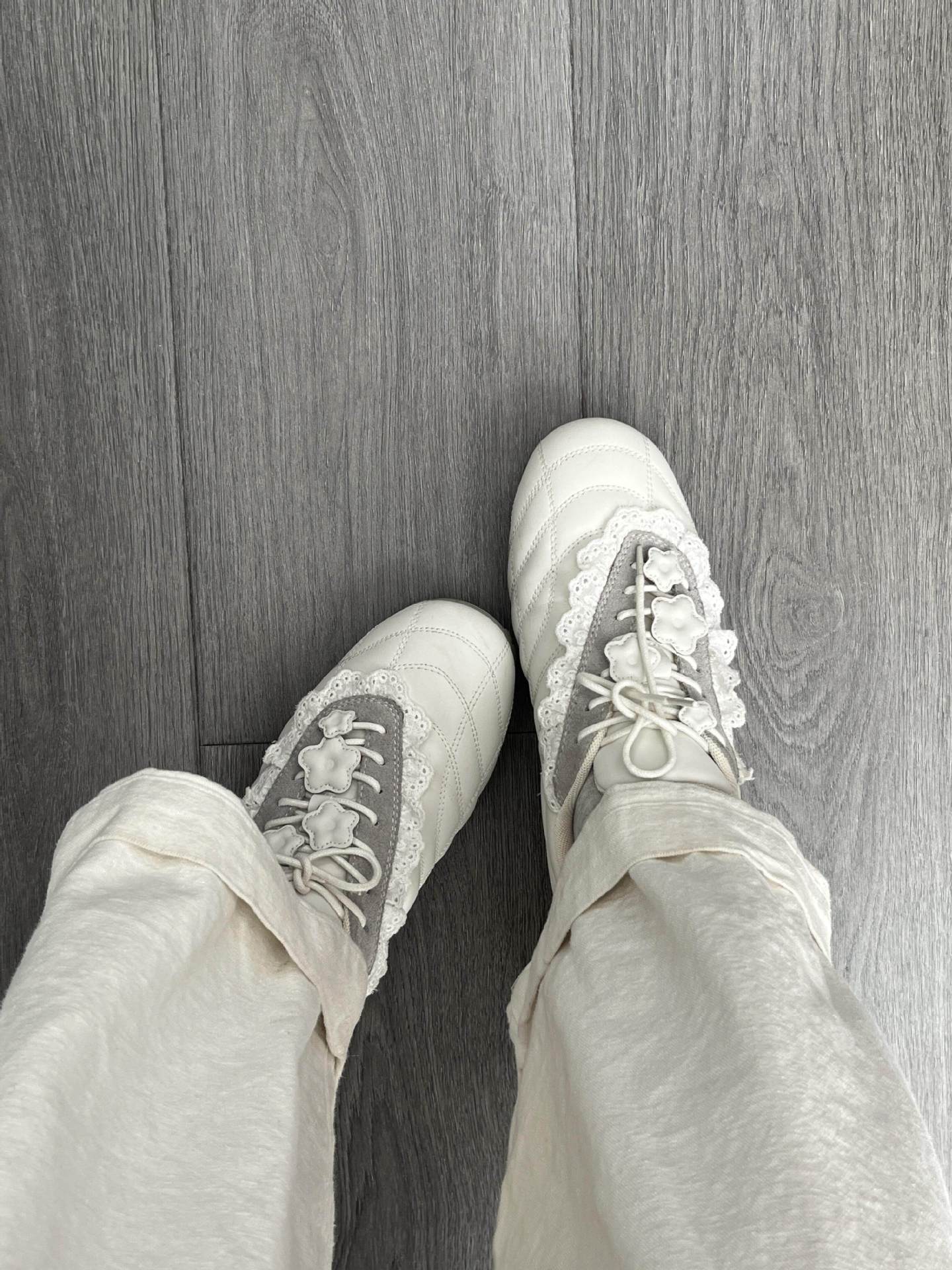 Damen Sneaker mit romantischem Spitzendetail und sportlichem Design R&B