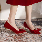 Damen elegante Pumps mit zierlichem Schleifenakzent und glitzernden Applikationen