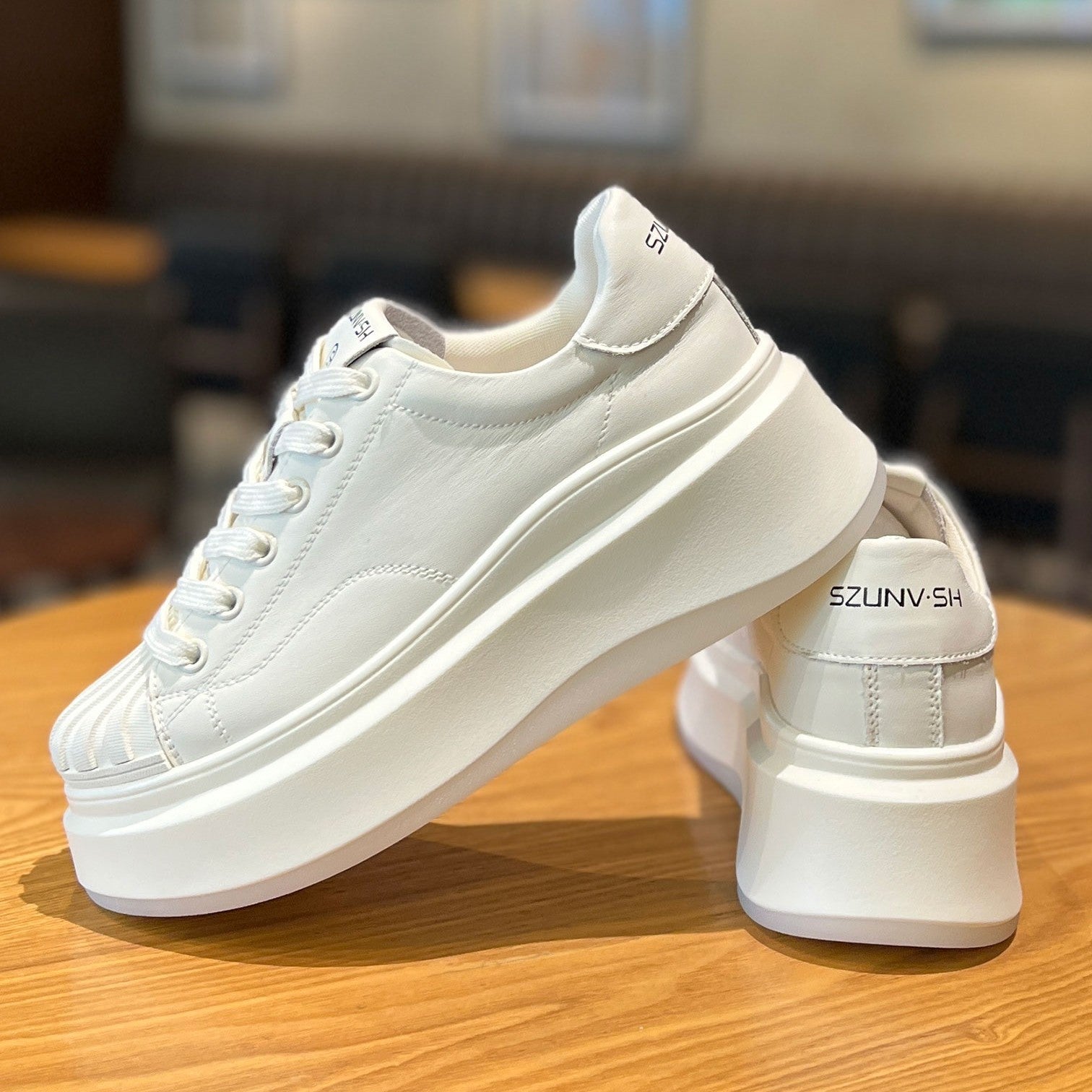 Damen Sneaker mit modischem Plateau und plissierter Vorderkappe R&B