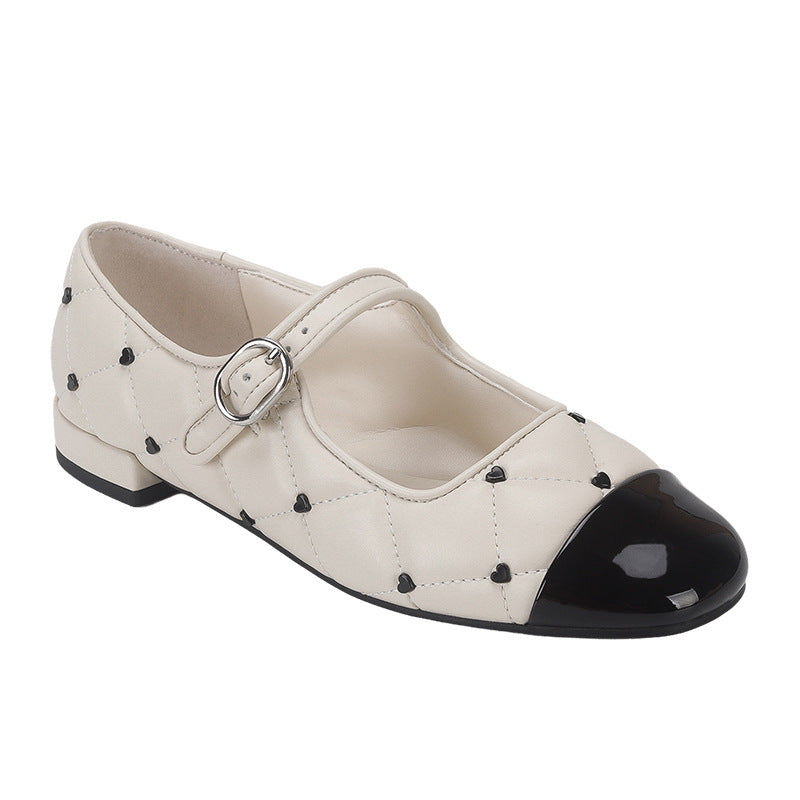 Damen Elegante Ballerinas mit verstellbarem Riemen und geschmackvollem Lackdetail R&B