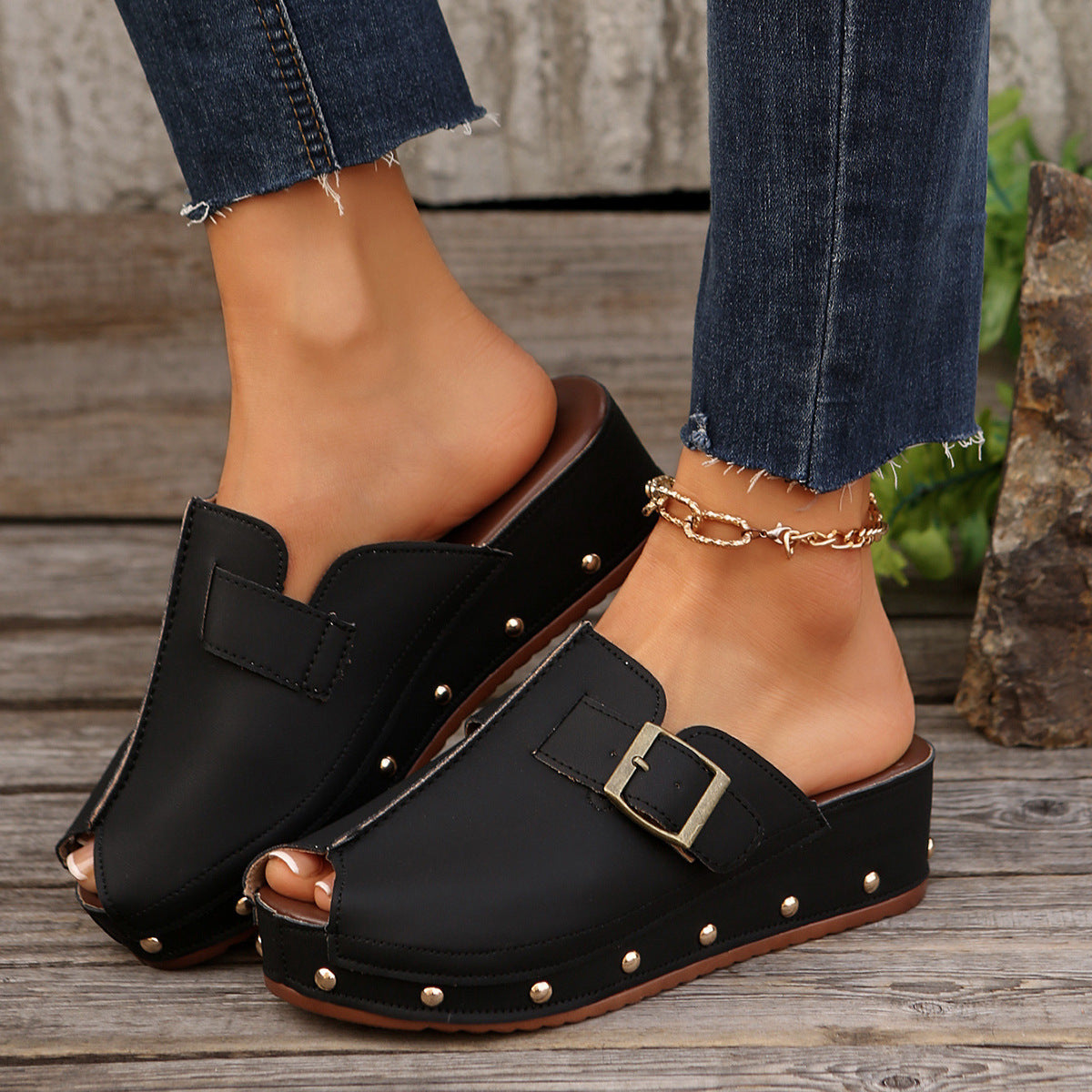 Damen Offene Clogs mit modischen Nieten und verstellbarem Riemen EB