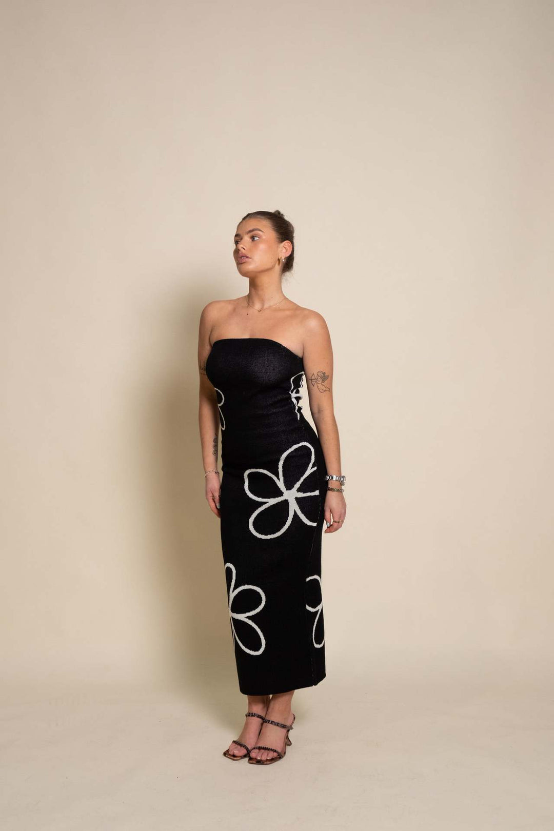 Damen Maxikleid im trendigen Silhouette mit asymmetrischem Design und dekorativen Linien R&B