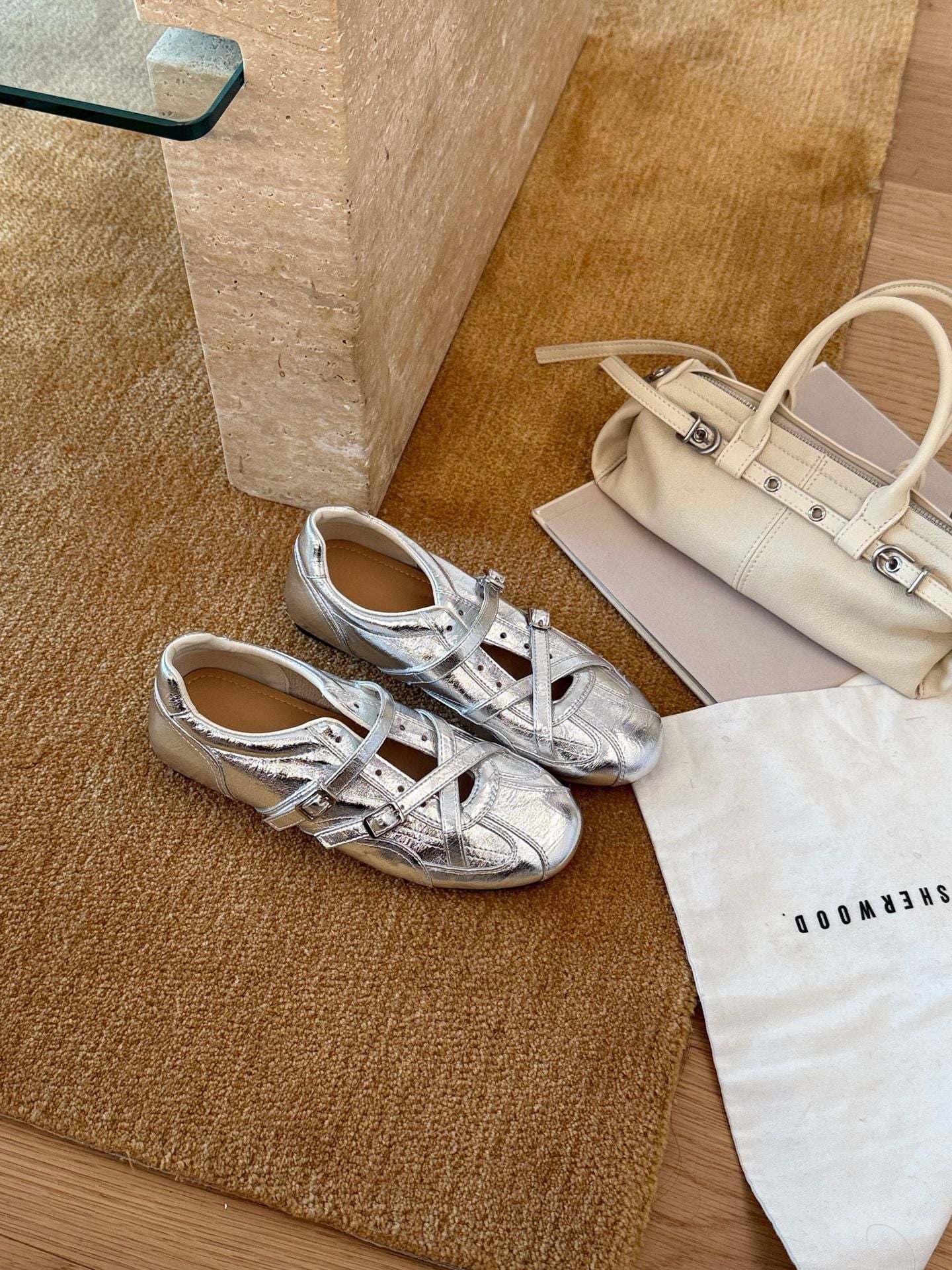 Damen modische und glänzende Sneakers mit verstellbaren Riemen und komfortablem Fußbett
