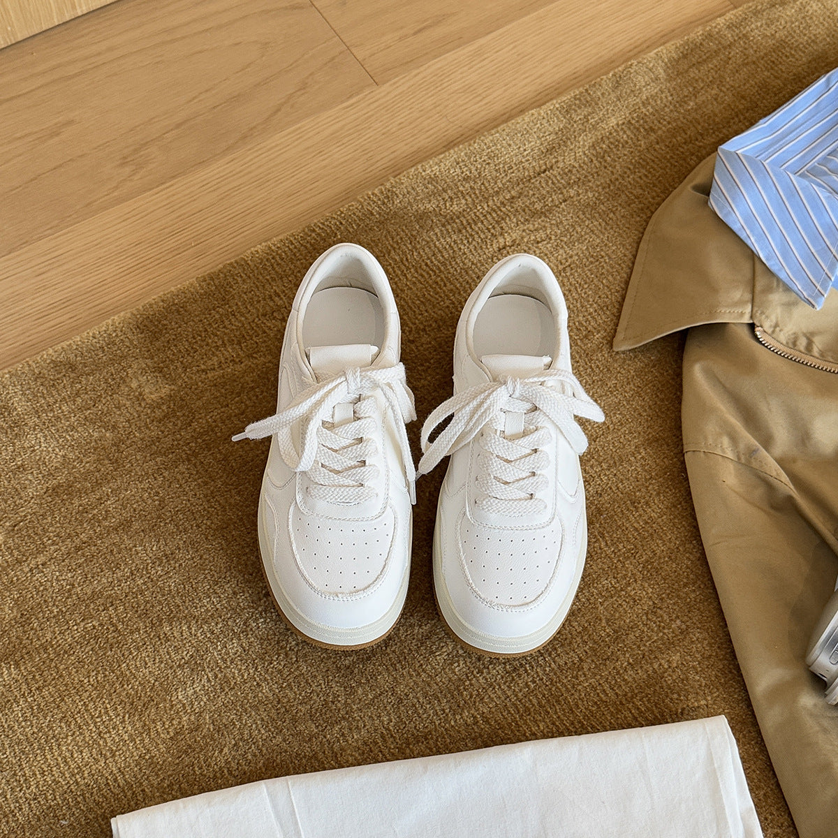 Damen Sneakers im minimalistischen Design mit atmungsaktiver Oberflächenstruktur und dämpfender Sohle