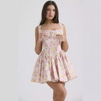Damen Minikleid mit schulterfreien Rüschendetails und verspieltem Blumenmuster R&B