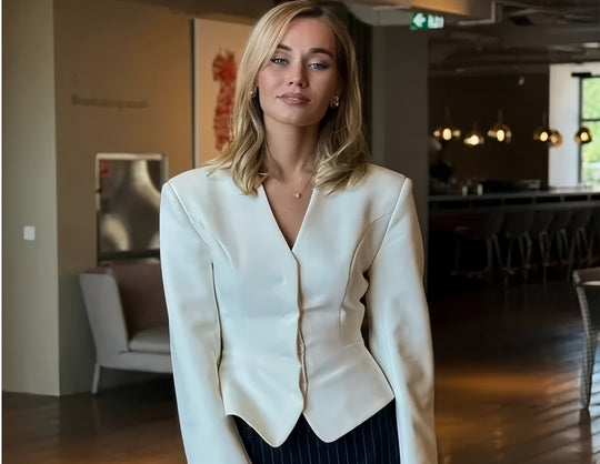 Damen modische Blazerjacke mit tailliertem Schnitt und eleganten Details R&B