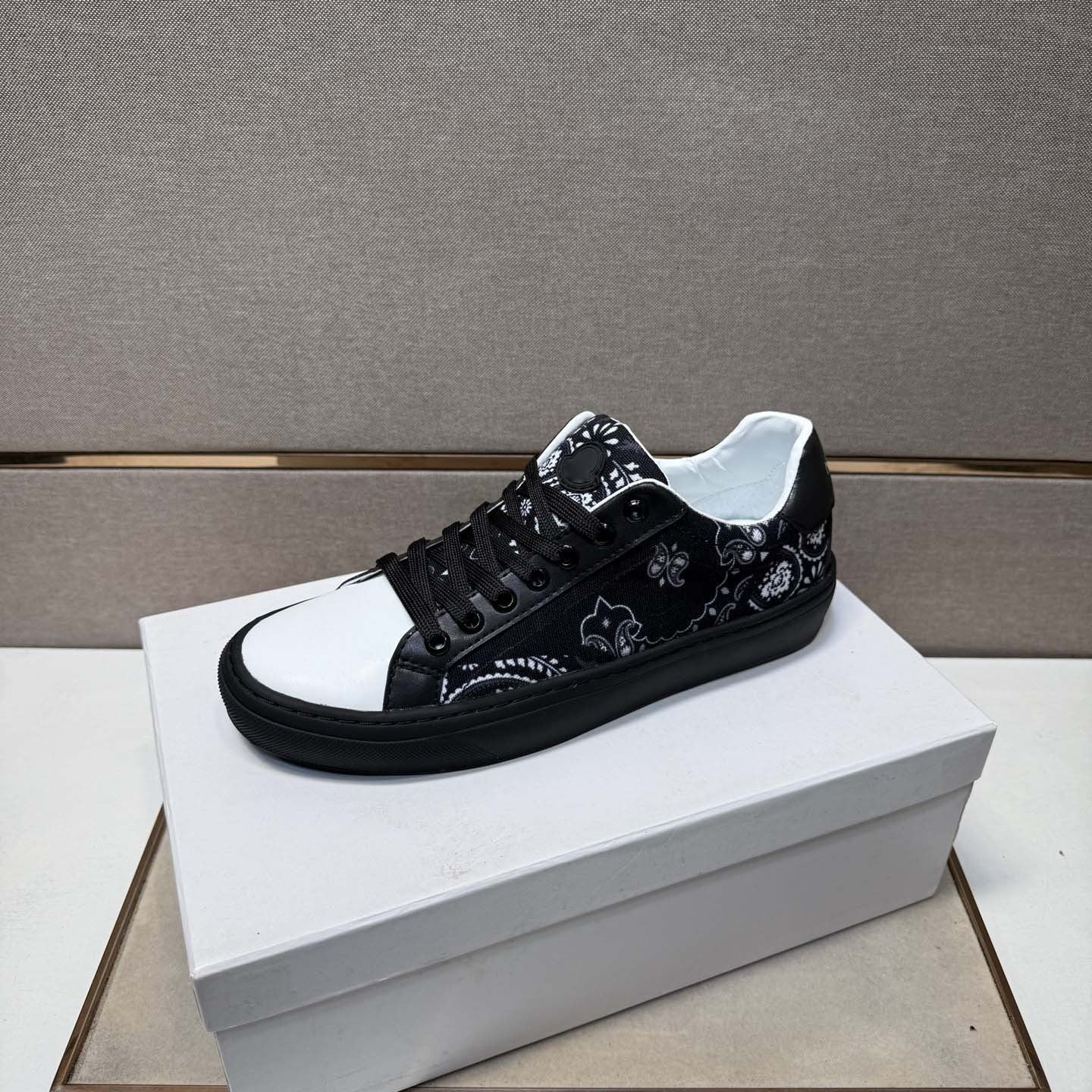 Damen Sneakers mit einzigartigem floralen Muster und komfortabler Gummisohle R&B