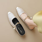 Damen Slingback-Mules mit schimmerndem Stoff und dekorativem Schnallenakzent