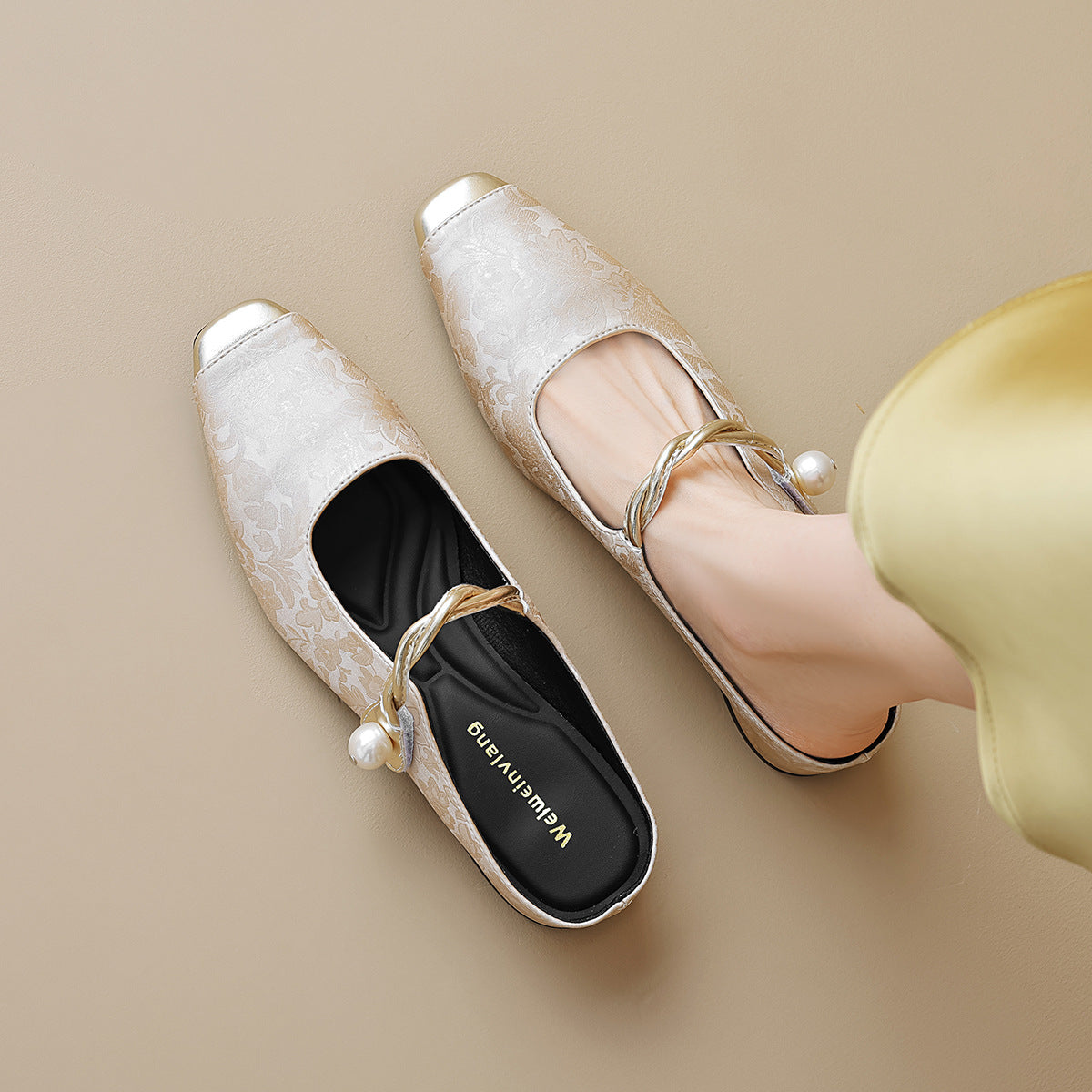 Damen Slingback-Mules mit schimmerndem Stoff und dekorativem Schnallenakzent