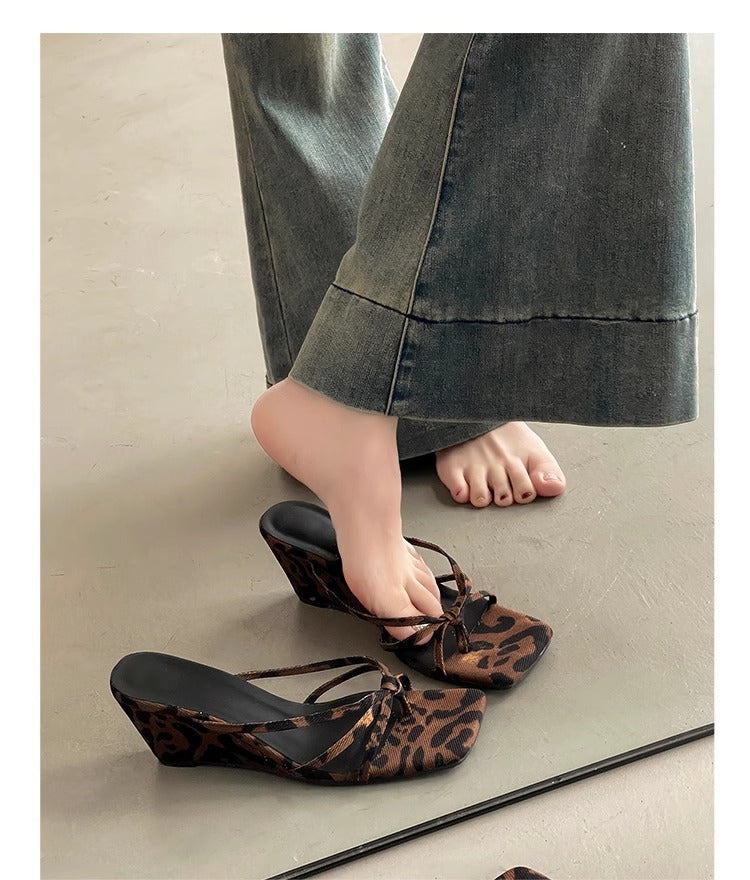 Damen Wedge-Sandalen mit animalischem Print und modischem Riemendesign R&B