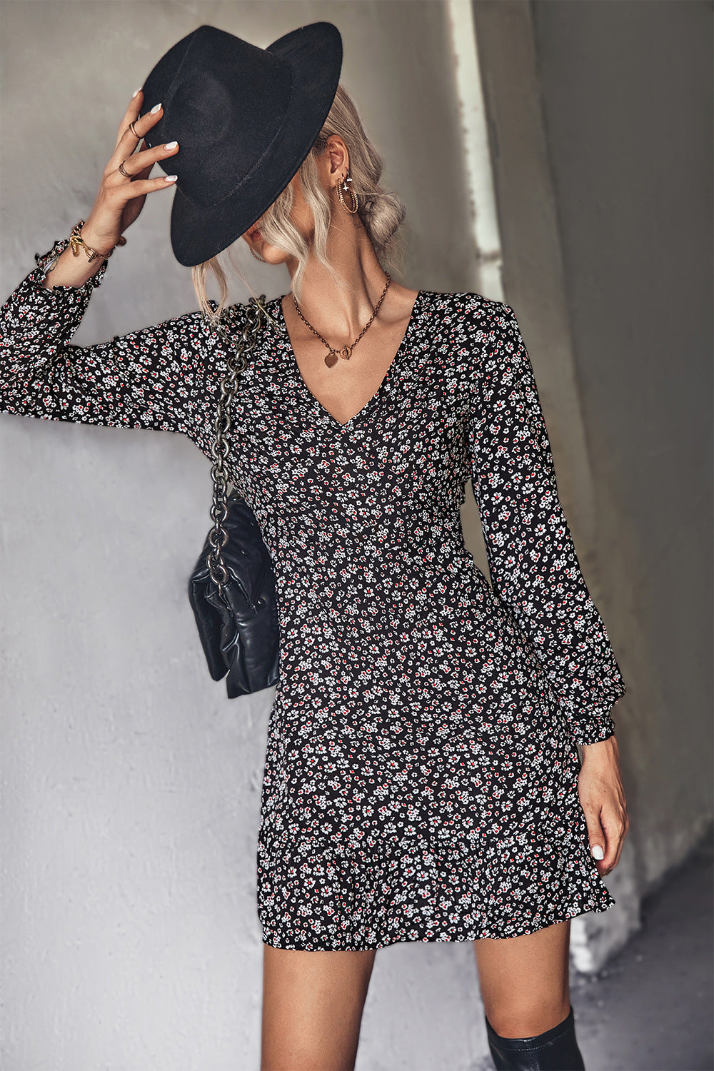 Damen Minikleid mit verspieltem floralem Muster und femininem V-Ausschnitt R&B