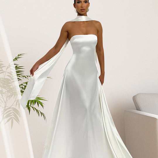 Damen Bandeau-Maxikleid mit schickem Halsschmuck und fließendem Satin R&B