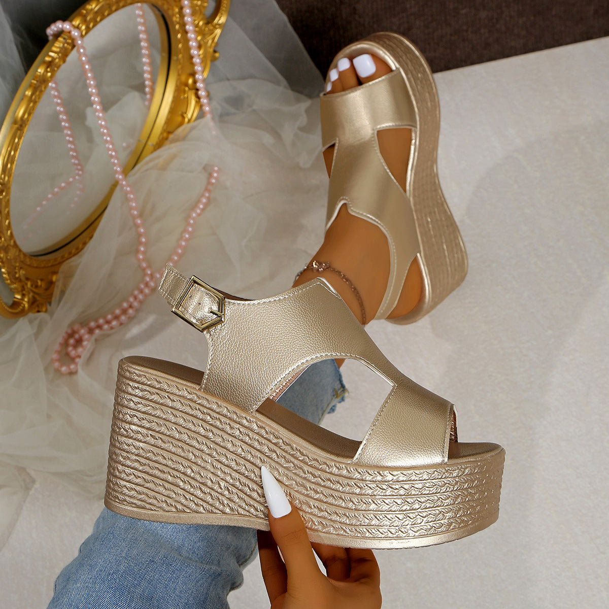 Damen modische Wedgesandalen mit durchgehendem Cut-Out-Design R&B