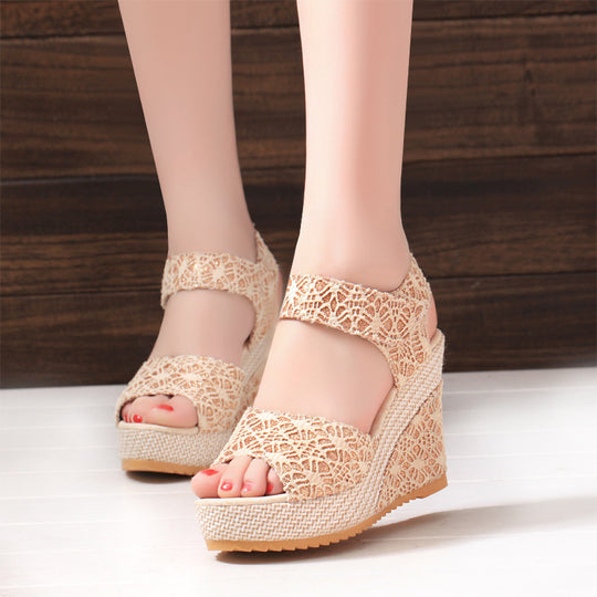 Damen Wedge-Sandalen mit floralem Spitzen-Design und bequemem Fußbett R&B