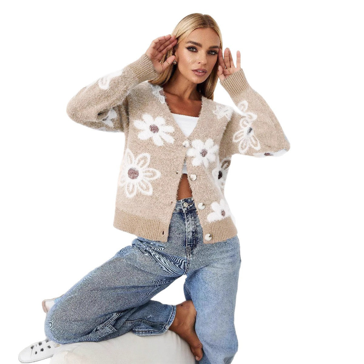 Damen Kuschelige Strickjacke mit Blumenmuster und dekorativen Knöpfen R&B