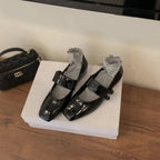 Damen Ballerina-Schuhe mit elegantem Riemenschluss und glänzender Oberfläche