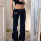 Damen-Sweatpants im lässigen Flared-Design mit trendigen Stickereien R&B