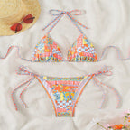 Damen Triangel-Bikini mit verspieltem Blumendesign und eleganten BindR&Bändern R&B