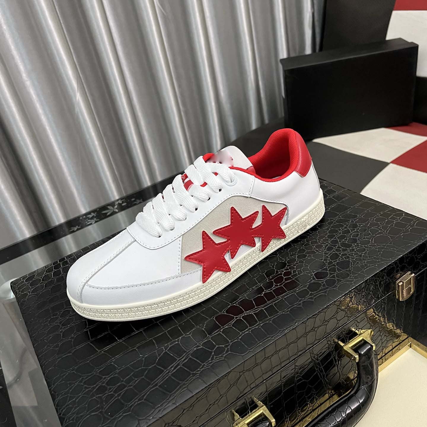 Damen Sneakers mit zusätzlicher Sternen-Applikation von R&B