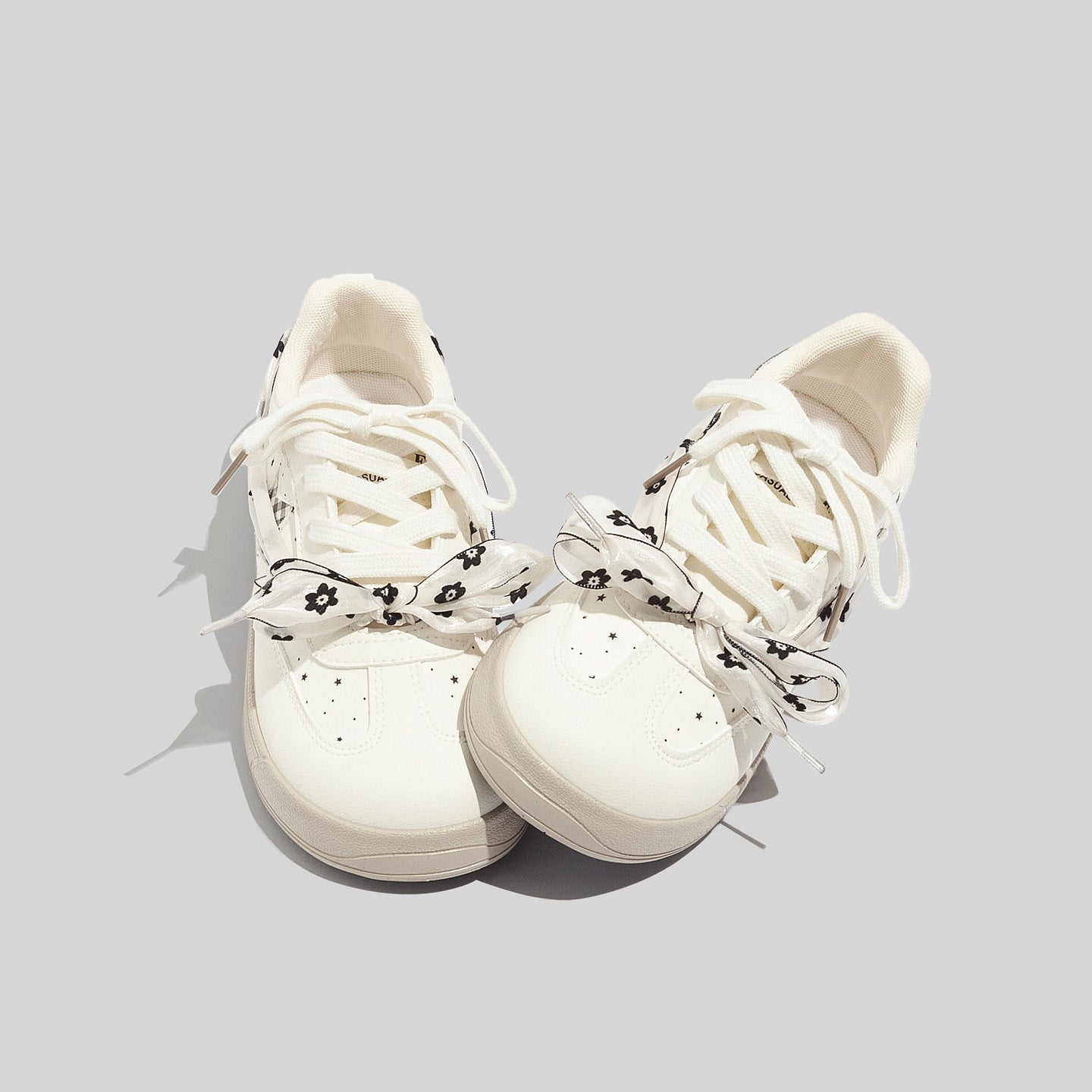 Damen Sneakers mit floralem Druck und innovativem Schnürsystem