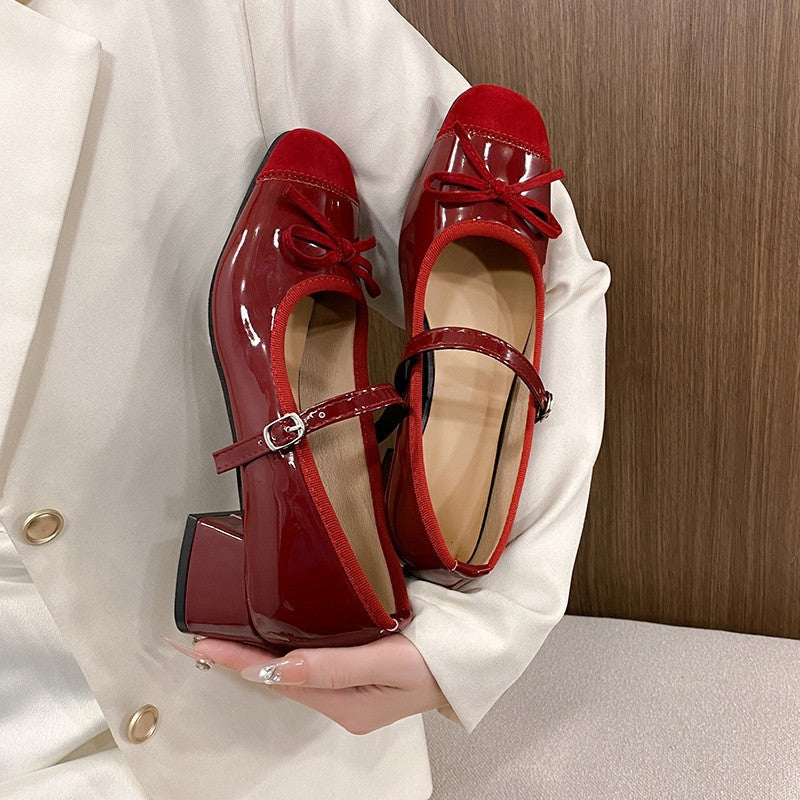 Damen Ballerina Schuhe mit elegantem Riemchen und glänzender Oberfläche EB