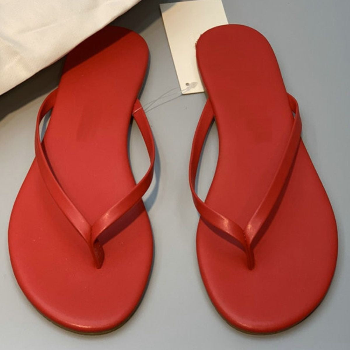 Damen stilvolle Flip-Flops mit glänzendem Riemendesign EB