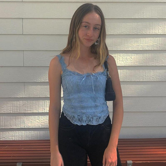 Damen Spitzen-Crop-Top mit dekorativen Bändern und feinen Details R&B