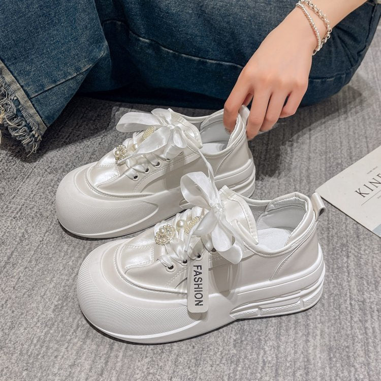 Damen modische Sneakers mit detailverliR&Btem Satinband und glamourösen Applikationen R&B