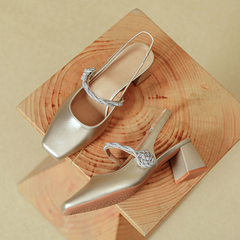 Damen Slingback-Pumps mit elegantem Glanz und dekorativem Riemen
