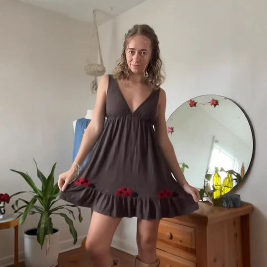 Damen nan ärmelloses Minikleid mit tiefem V‑Ausschnitt Unterbrustnaht und Volantsaum mit Marienkäfer‑Applikation R&B