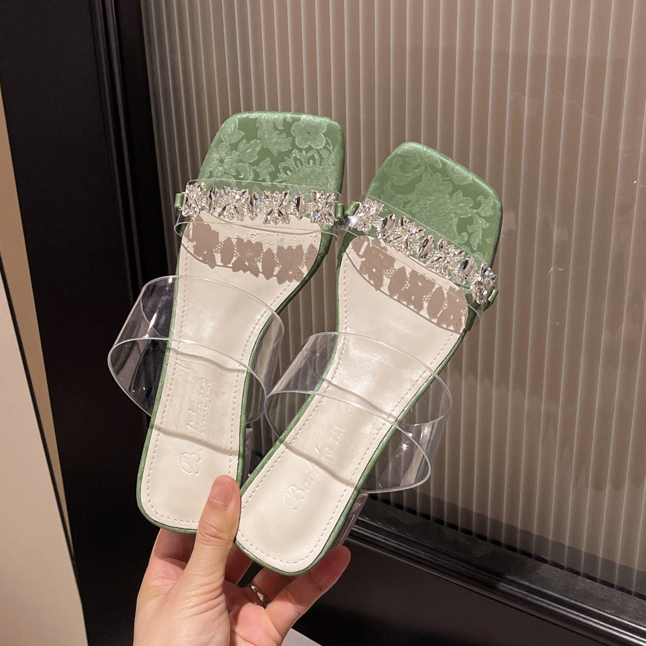 Damen moderne Sandalen mit transparenten Riemen und funkelndem Schmuckdetail EB