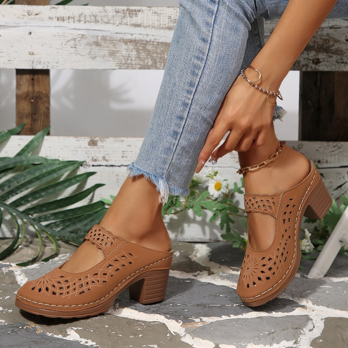 Damen Modische Clogs mit floralem Cut-Out-Design und komfortablem Blockabsatz