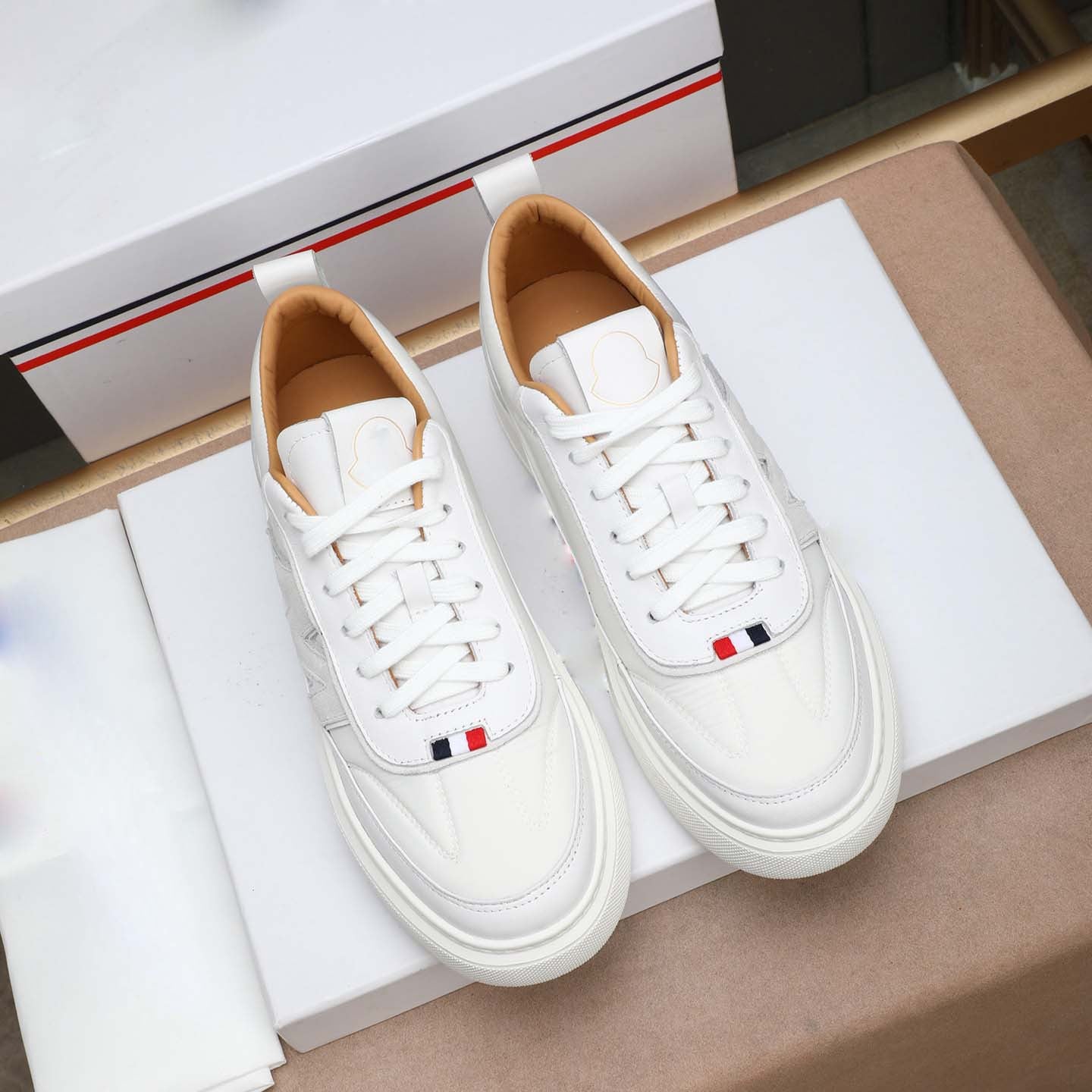 Damen Sportliche Sneakers mit luxuriösem Leder und rutschfester Laufsohle R&B