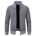 Herren Strickjacke mit modernem Zopfmuster und hohem Kragen