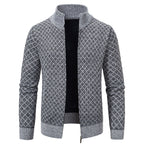 Herren Strickjacke mit modernem Zopfmuster und hohem Kragen