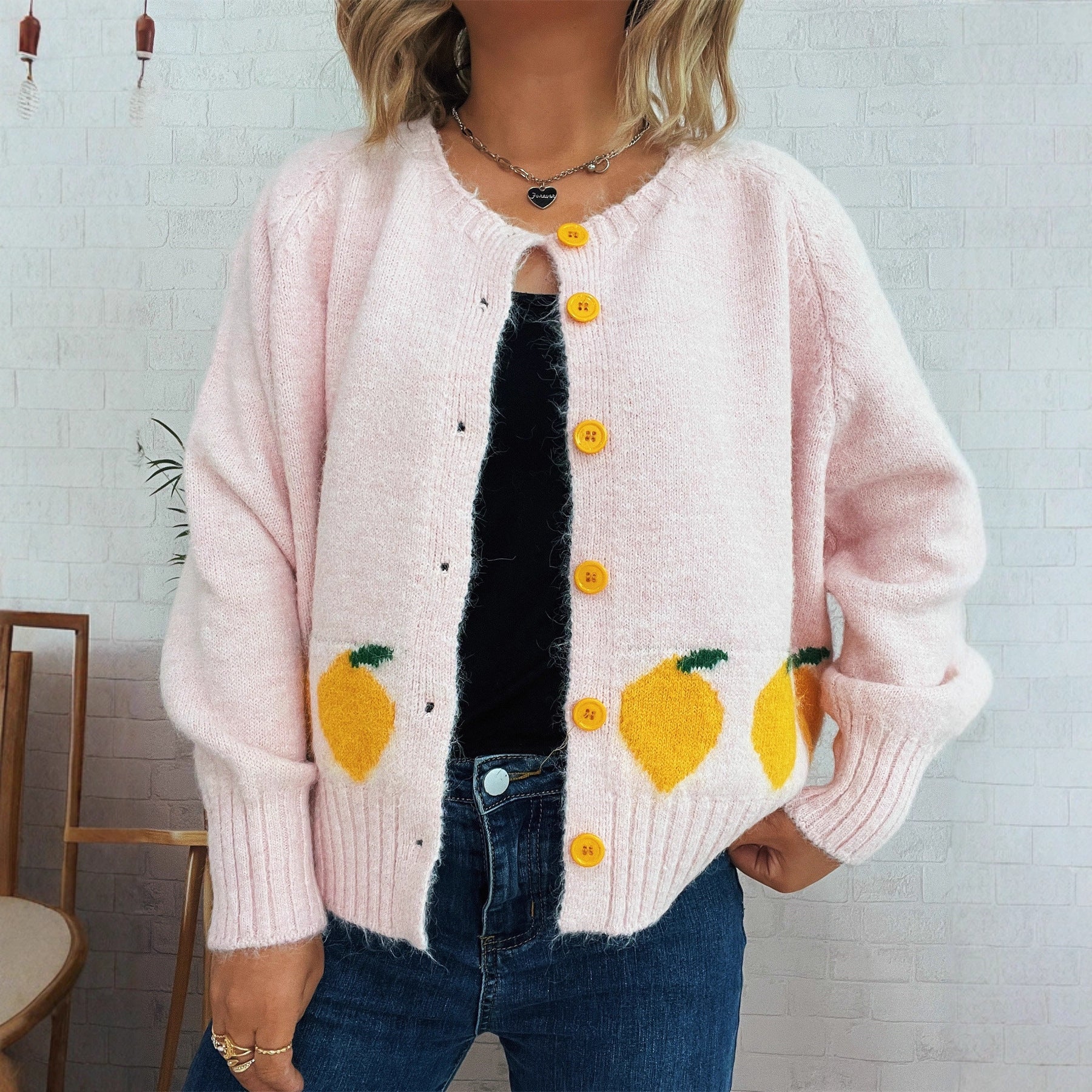 Damen Strickjacke mit fruchtigem Motiv und Knopfdetails R&B