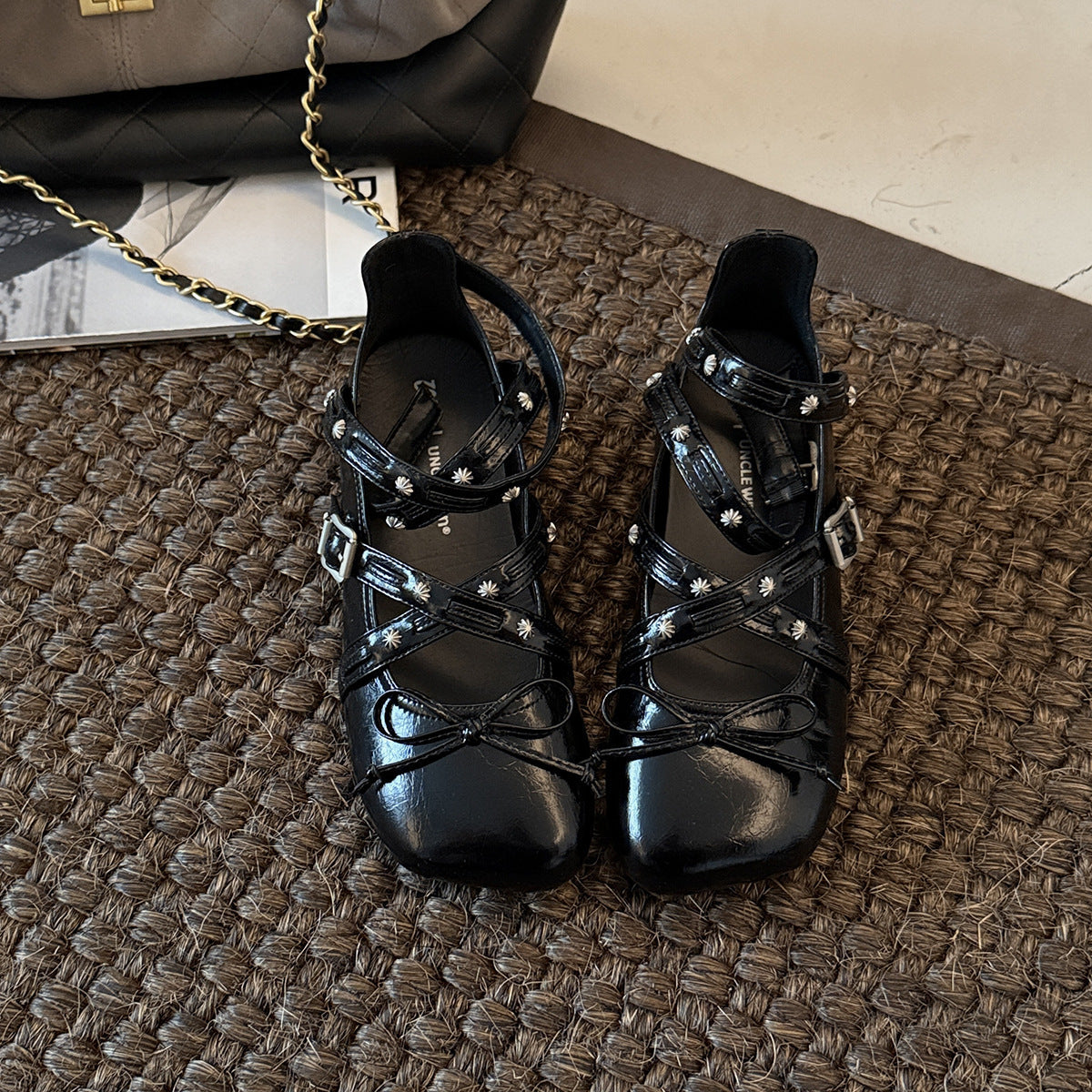 Damen elegante Ballerinas mit modischem Riemchen und dekorativen Blumen-Details R&B