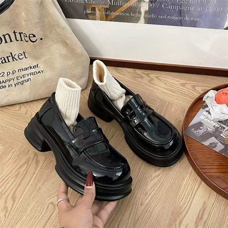 Damen modische Loafers aus glänzendem Material mit breitem Sohlenprofil R&B