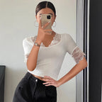 Damen Kurzarm-Bluse mit Spitzenärmel und dekorativem V-Ausschnitt R&B