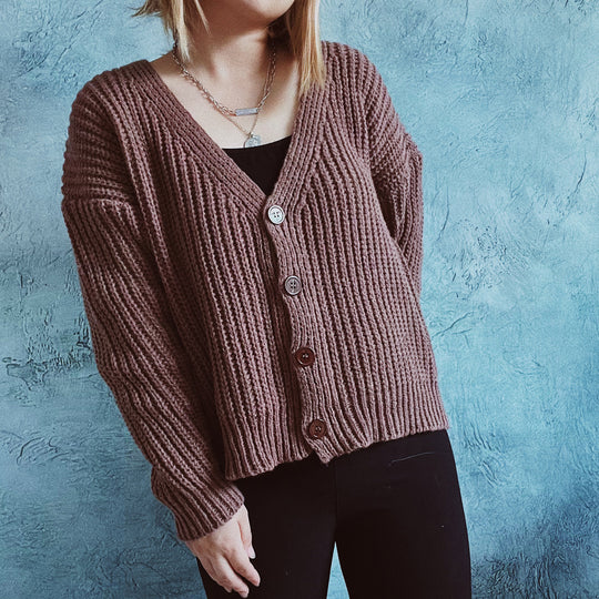 Damen kuschelige Strickjacke mit modernen Knopfdetails und weitem Schnitt R&B