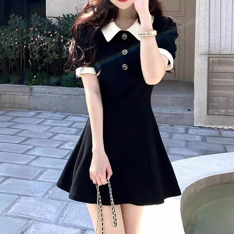 Damen Kurzarm Polo-Kleid mit Knopfdetails und Kontrastkragen